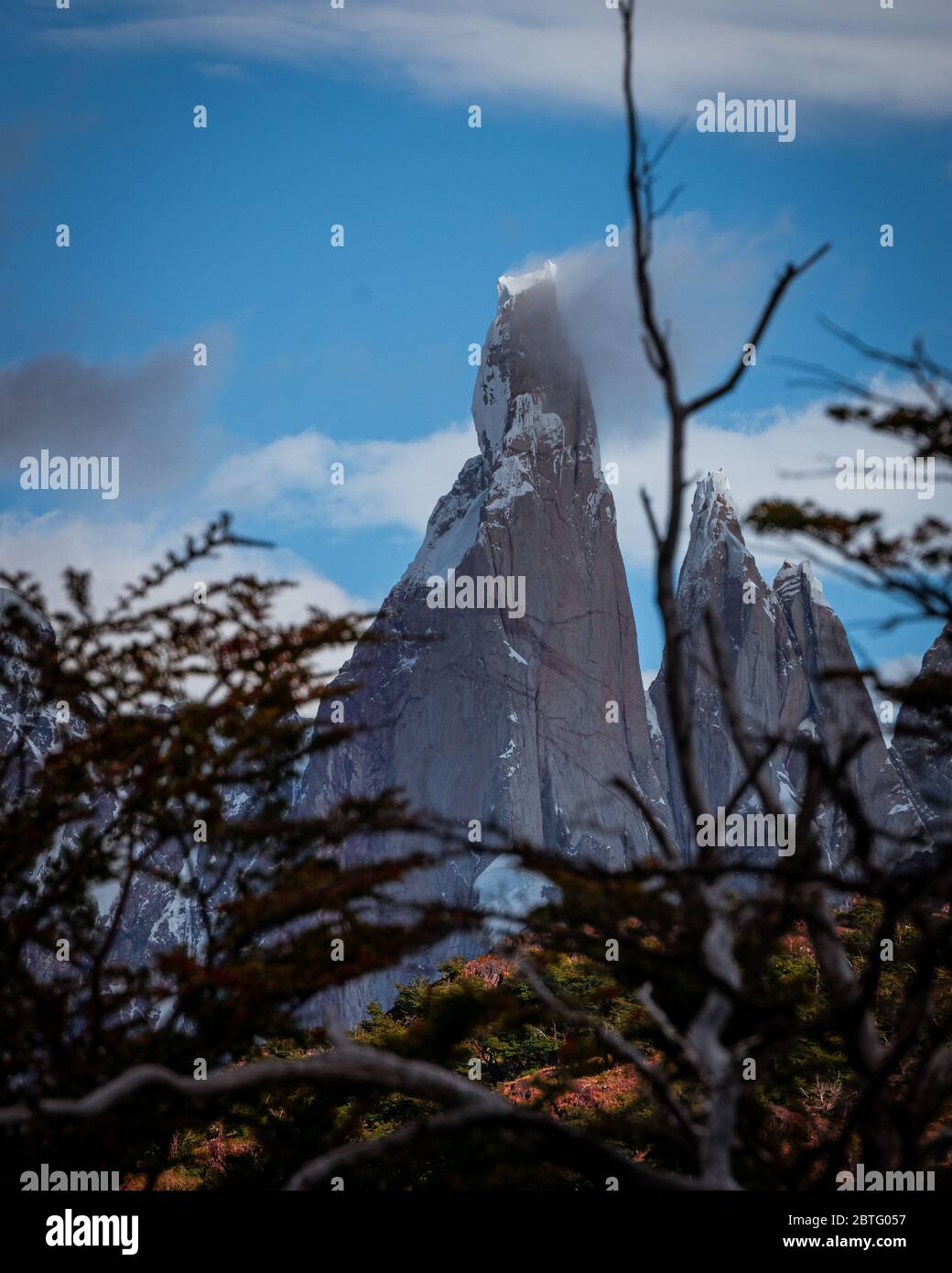 Foto verticale Cerro Torre arrampicata situata nella catena montuosa delle Ande Argentina a El Chalten Foto Stock