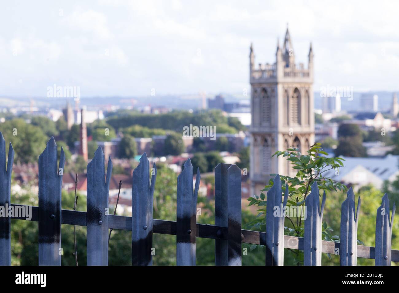 Una recinzione di sicurezza in metallo, che si affaccia su Bristol, Inghilterra Foto Stock