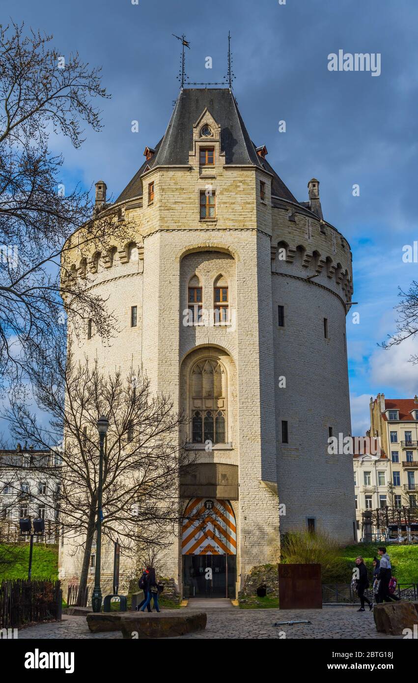 14 ° secolo Halle Gate / Porte de Hal porta della città fortificata ora un museo di storia - Saint-Gilles, Bruxelles, Belgio. Foto Stock