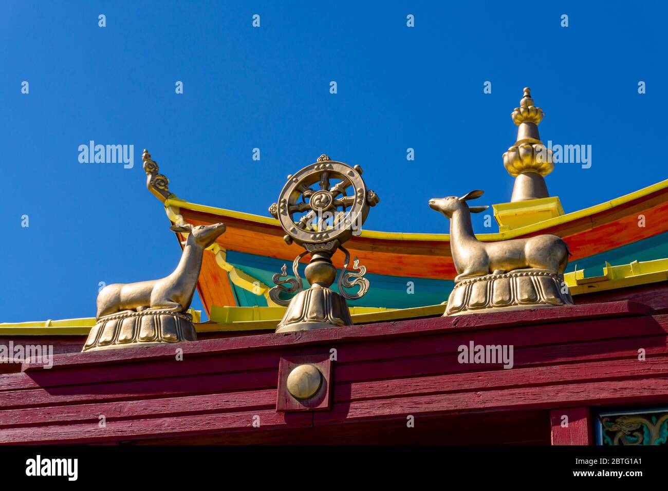 Statue sul tetto del tempio buddista a Ivolginsky Datsan, Ulan Ude, Buriatia, Russia Foto Stock