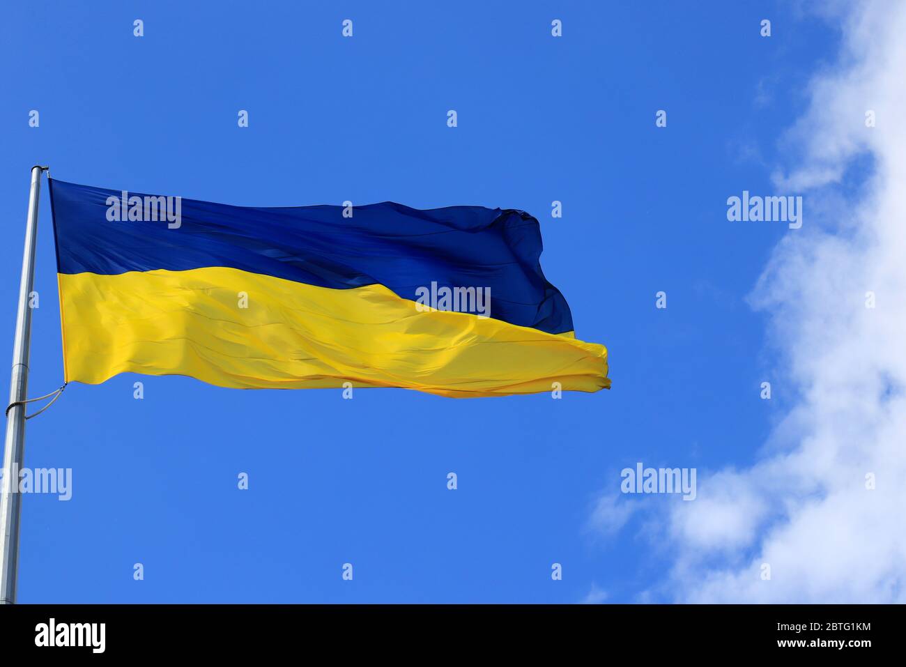 Grande bandiera nazionale dell'Ucraina vola nel cielo. Grande giallo blu Ucraina bandiera di stato nella città di Dnepr, Indipendenza, Costituzione, Defender s Day Foto Stock