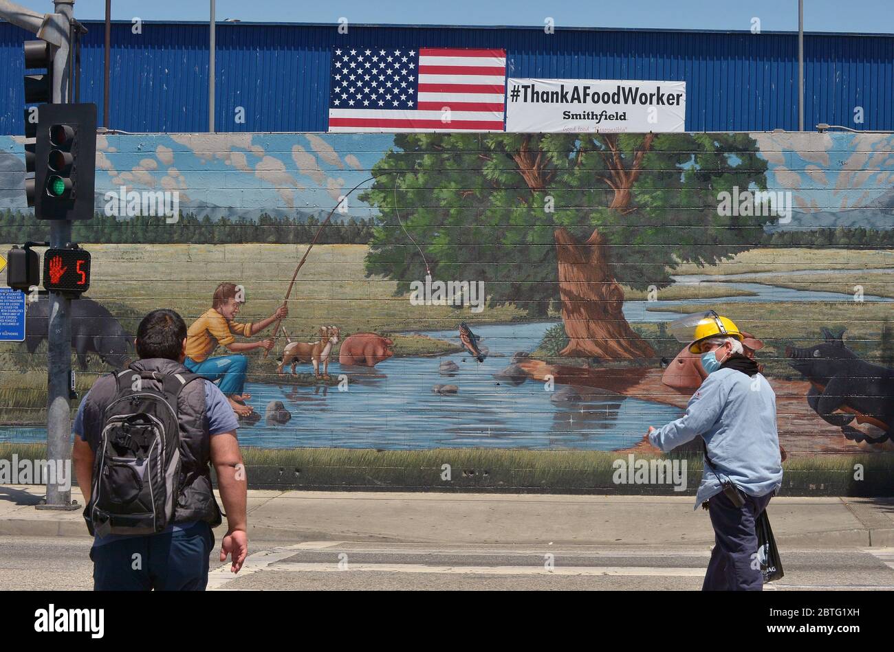 Los Angeles, Stati Uniti. 25 Maggio 2020. I dipendenti arrivano per i loro turni presso un macello Farmer John a Vernon, California, giovedì 21 maggio 2020. Un piccolo gruppo di attivisti era a disposizione per protestare contro l'ordine del presidente Trump di mantenere aperti gli impianti di lavorazione della carne durante la pandemia del coronavirus nonostante i diffusi focolai di COVID-19 e persino i decessi tra i dipendenti. Temperature frigide, condizioni ristrettissime e lunghe ore mettono gli operatori della lavorazione della carne a rischio più elevato per contrarre il nuovo coronavirus. Foto di Jim Ruymen/UPI Credit: UPI/Alamy Live News Foto Stock