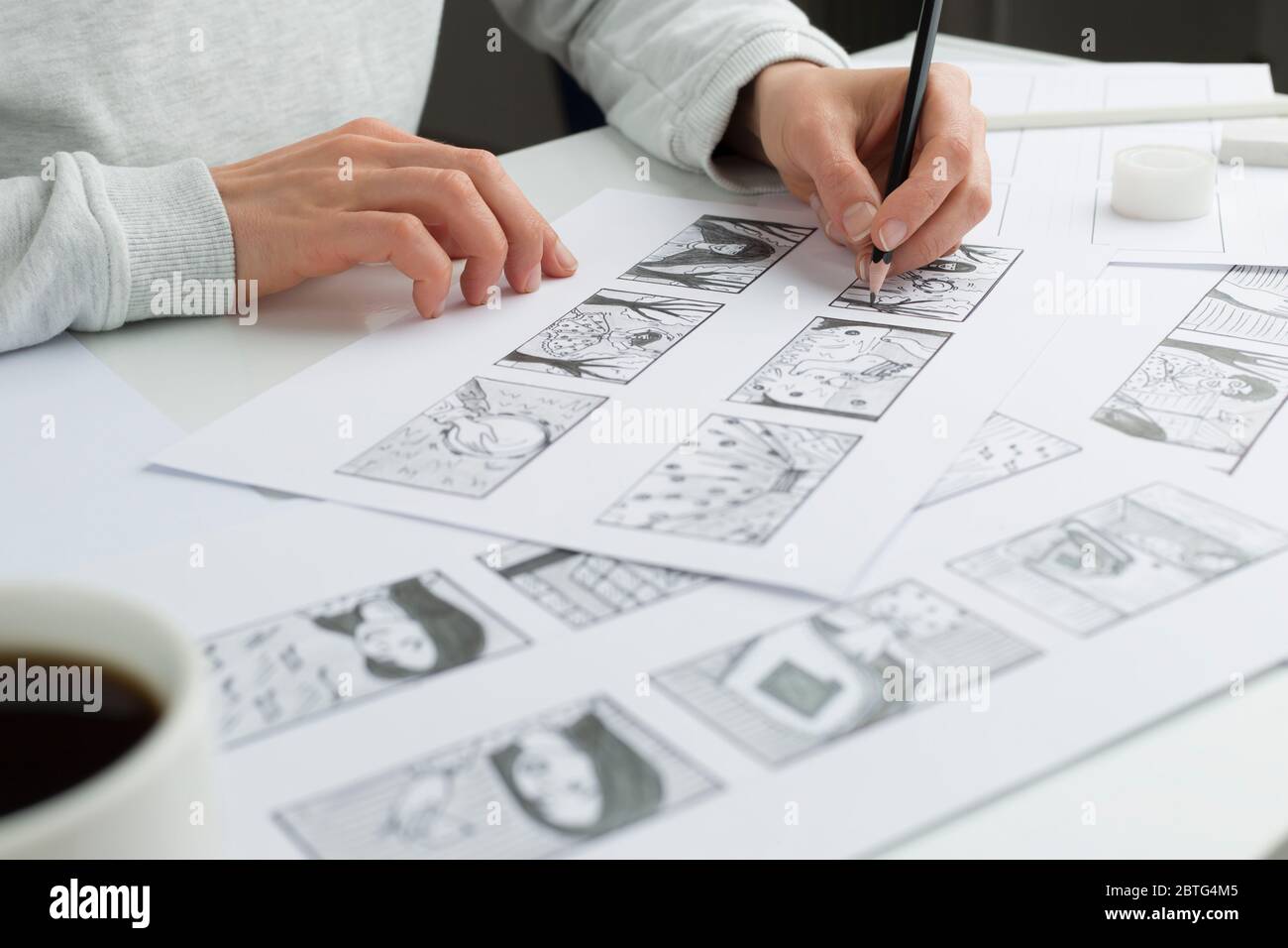 L'illustratore artista disegna una storyboard per il film. L'animatore crea schizzi per il cartone animato. Foto Stock