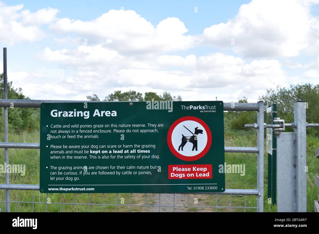 Cartello all'ingresso di una riserva naturale a Milton Keynes. Foto Stock