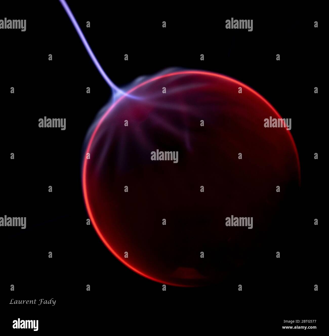 arco elettrico che esce da una sfera rossa carica Foto Stock