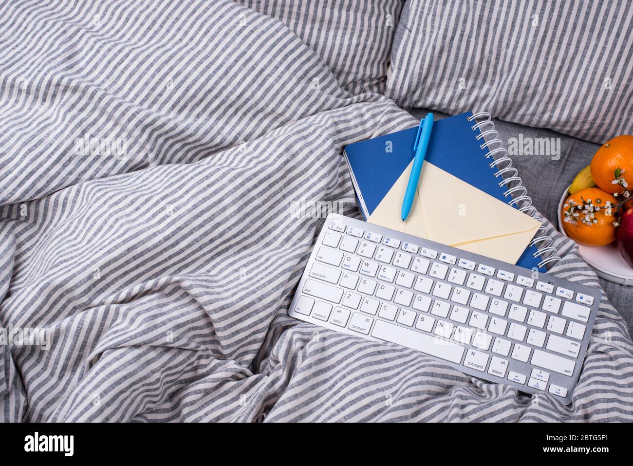 Spazio di lavoro per freelance nel letto Foto Stock