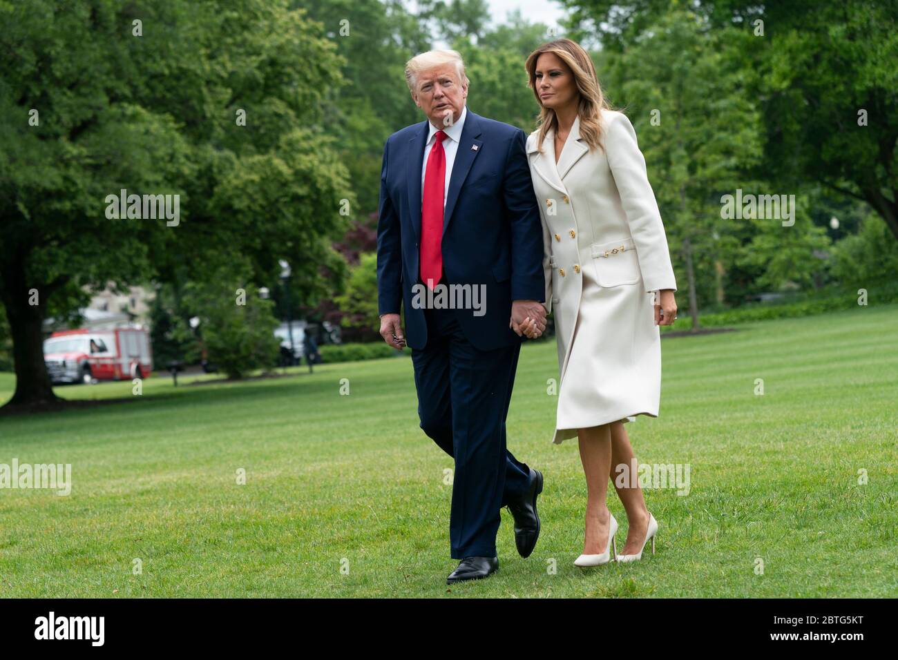 Il presidente degli Stati Uniti Donald J. Trump e la prima signora Melania Trump ritornano alla Casa Bianca a Washington, DC dopo la loro partecipazione ad una cerimonia del Memorial Day al Fort McHenry National Monument e al Santuario storico di Baltimora, Maryland, lunedì 25 maggio 2020.Credit: Chris Kleponis/Pool via CNP /MediaPunch Foto Stock