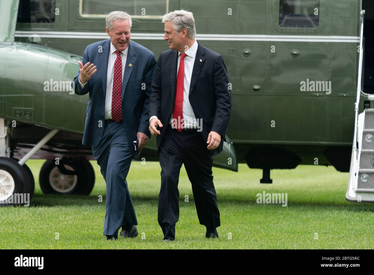 Mark Meadows, Assistente del Presidente e Capo dello Stato maggiore e Consigliere di sicurezza nazionale degli Stati Uniti Robert C. o'Brien camminano attraverso il South Lawn mentre tornano alla Casa Bianca a Washington, DC dopo aver accompagnato il presidente degli Stati Uniti Donald J. Trump e la prima signora Melania Trump alla cerimonia del Memorial Day al Fort McHenry National Monument and Historic Shrine di Baltimora, Maryland, lunedì 25 maggio 2020. Credit: Chris Kleponis/Pool via CNP /MediaPunch Foto Stock