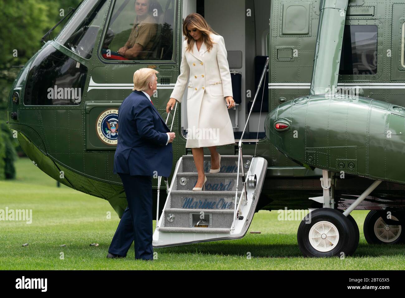 Il presidente degli Stati Uniti Donald J. Trump e la prima signora Melania Trump ritornano alla Casa Bianca a Washington, DC dopo la loro partecipazione ad una cerimonia del Memorial Day al Fort McHenry National Monument e al Santuario storico di Baltimora, Maryland, lunedì 25 maggio 2020.Credit: Chris Kleponis/Pool via CNP /MediaPunch Foto Stock