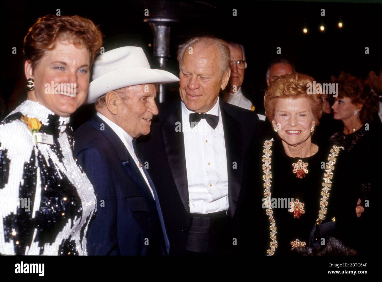 Gene e la moglie Jackie Autry salutano il presidente Gerald Ford e la moglie Betty ad un evento al museo di gene Autry a Los Angeles, CA circa 1990. Foto Stock