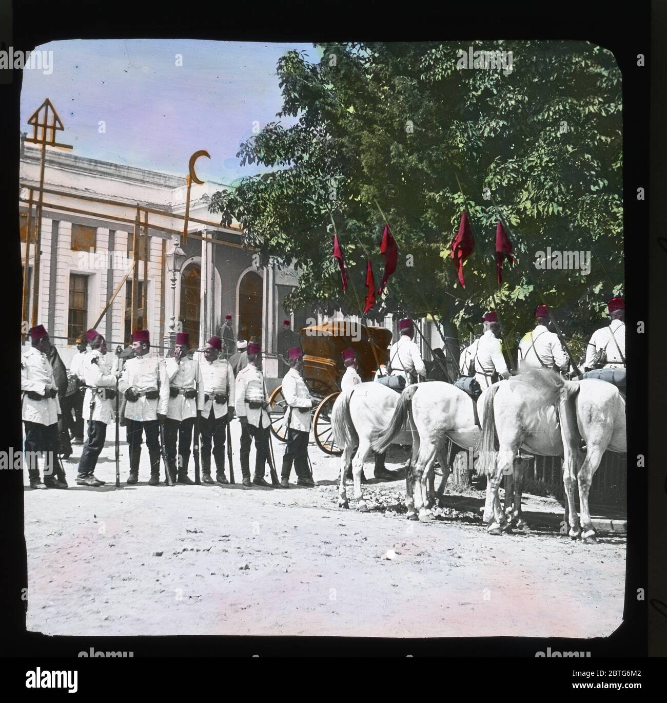 Istanbul Costantinopoli: Servizio di sicurezza che ripara la sfilata delle truppe al Selamlik del chiosco Yildiz. Palazzo Yıldız, che significa "Palazzo Star", costruito nel 1880 e utilizzato dall'Impero Ottomano Sultano Abdülhamid II Vetrino colorato a mano da circa 1910. Fotografia su lastra di vetro asciutta della collezione Herry W. Schaefer. Foto Stock