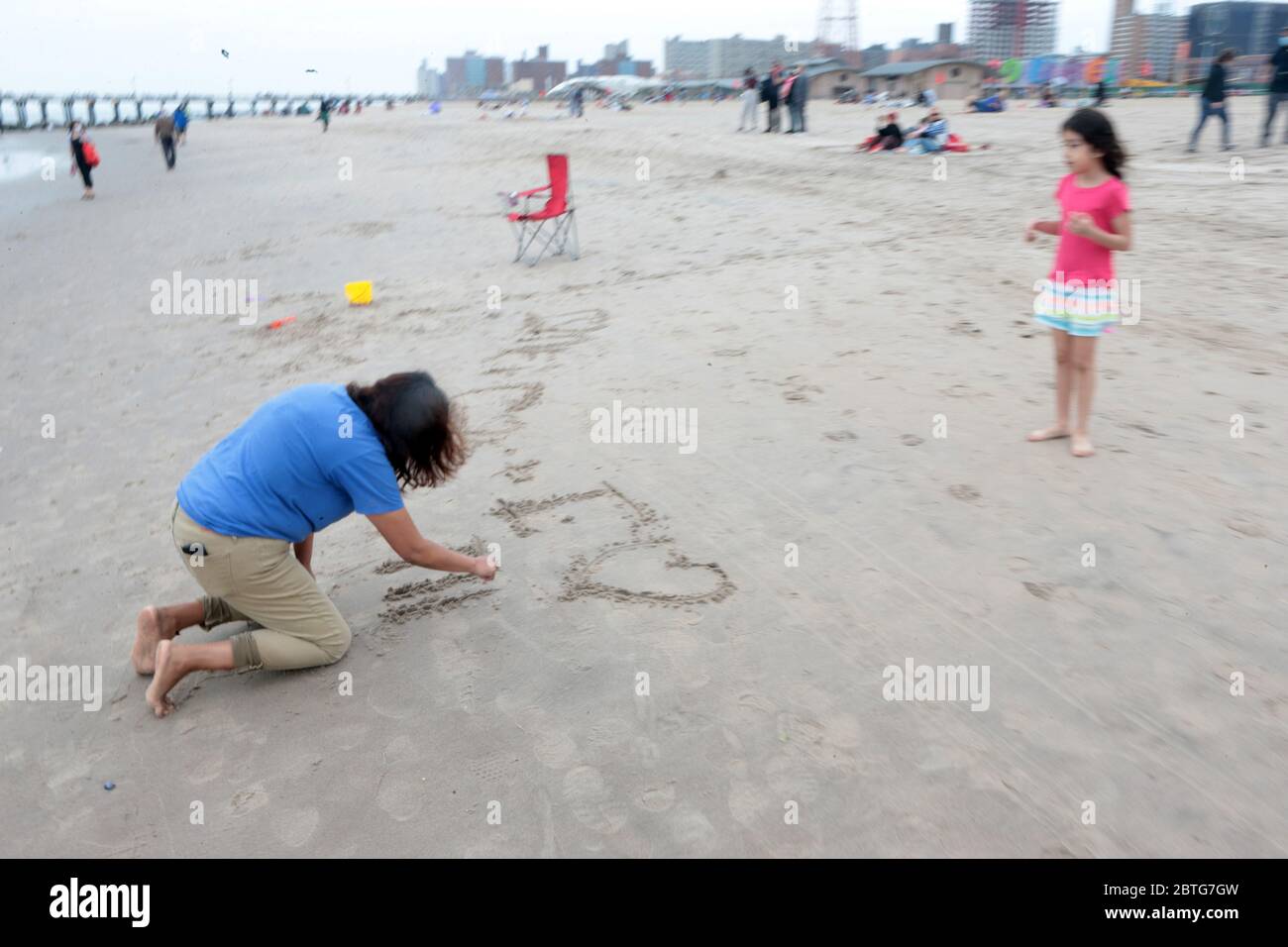 Brooklyn, NY, Stati Uniti. 25 Maggio 2020. New Yorker e gli amanti di Coney Island visitano il Coney Island Boardwalk per celebrare il Memorial Day, l'inizio non ufficiale dell'estate, dove maschere facciali gratuite sono state distribuite dai membri del clero e del NYPD, incluso il NYPD Chief Shcoll il 25 maggio 2020 a Brooklyn, New York. Credit: Mpi43/Media Punch/Alamy Live News Foto Stock