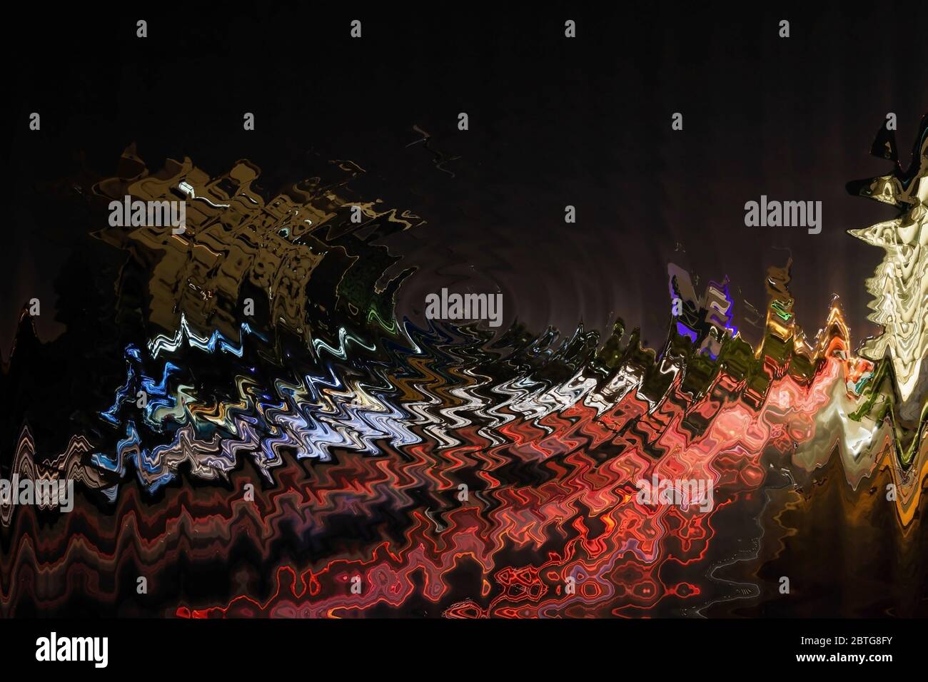 Astratto sfondo notte illuminato viale acqua cerchi distorti con spazio di copia Foto Stock