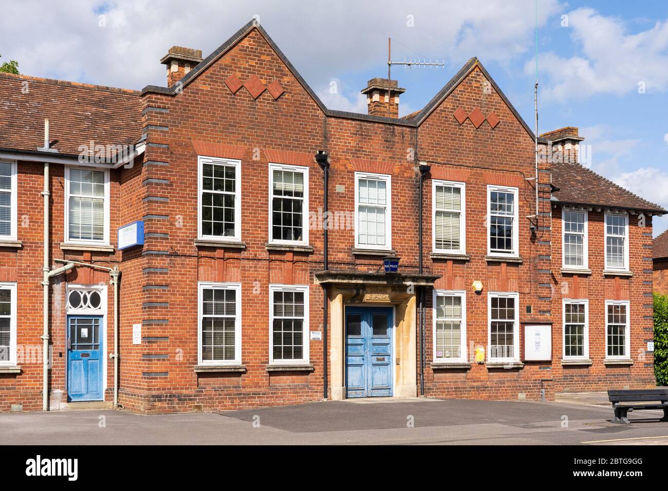 La storica neo - stile georgiano in mattoni decorativi, con finestre a batticalagno e tradizionale lampada di vetro, stazione di polizia a Pangbourne, Berkshire, Regno Unito Foto Stock