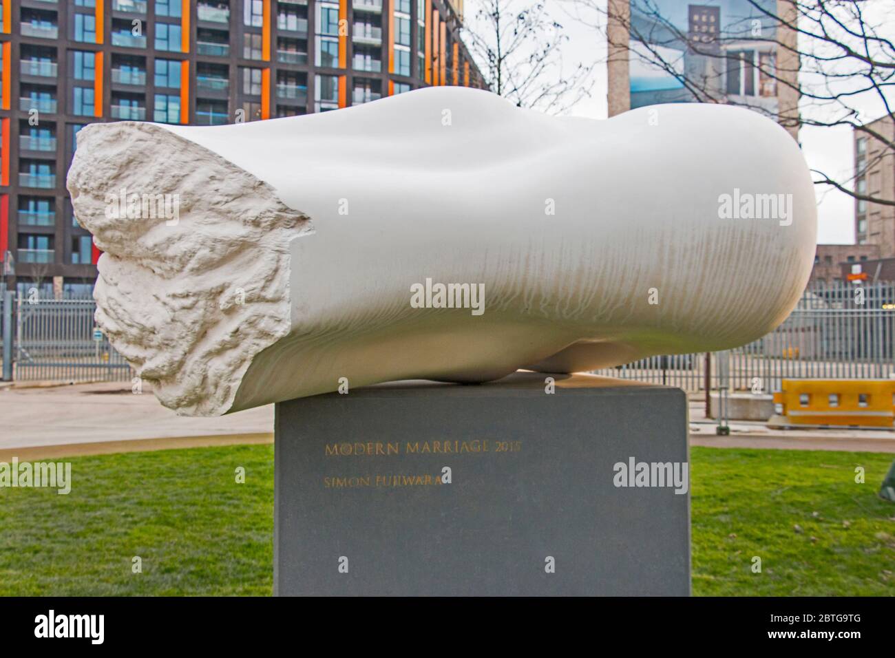 Scultura del piede e anello d'oro di Simon FUJIWARA, simbolo del matrimonio moderno 2015, presso l'ambasciata degli Stati Uniti a Nine Elms, Londra Foto Stock