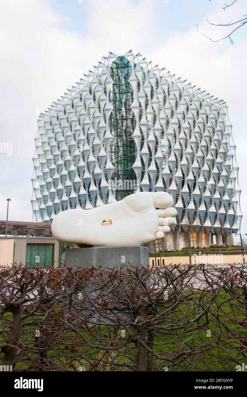 Scultura del piede e anello d'oro di Simon FUJIWARA, simbolo del matrimonio moderno 2015, presso l'ambasciata degli Stati Uniti a Nine Elms, Londra Foto Stock