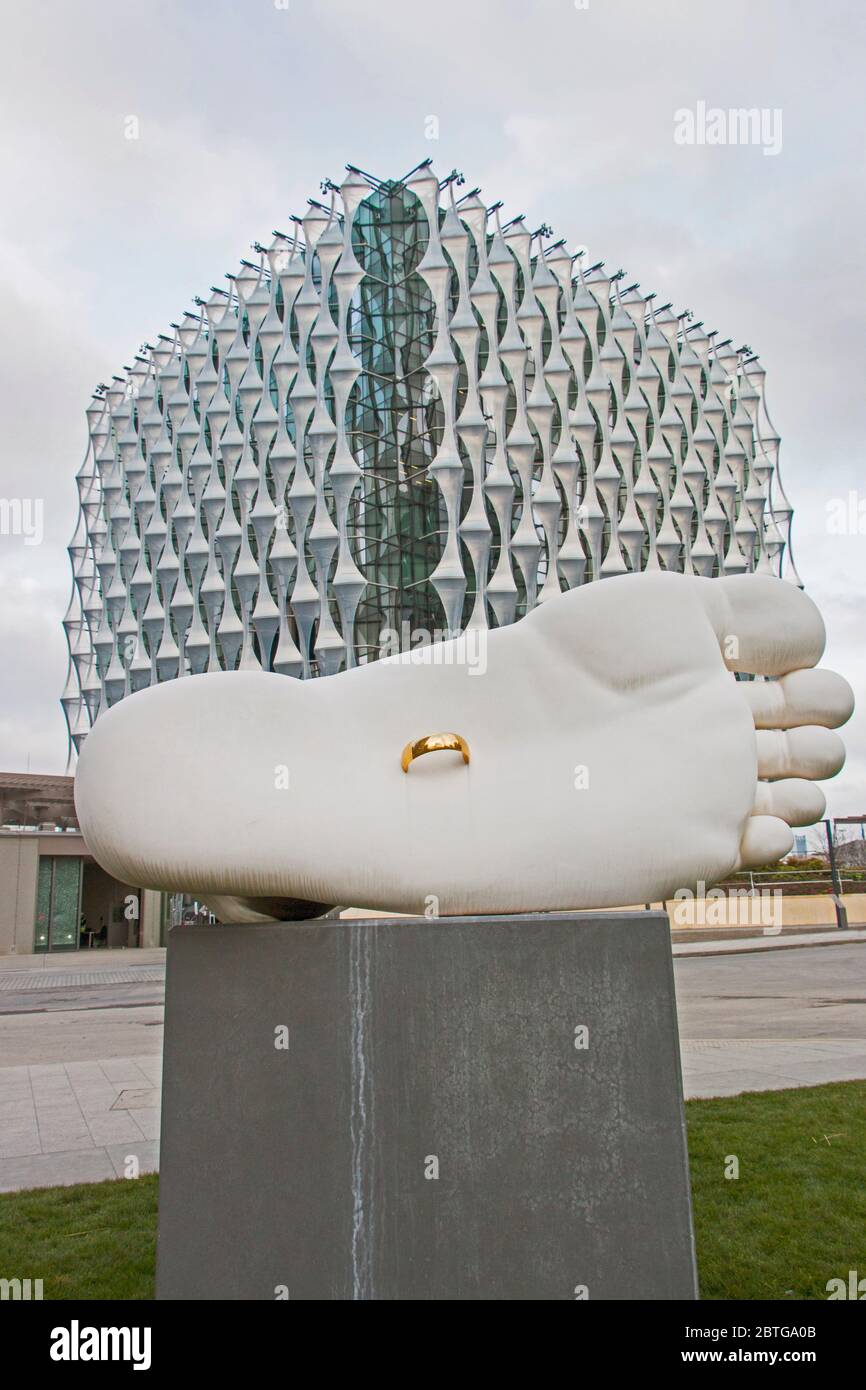 Scultura del piede e anello d'oro di Simon FUJIWARA, simbolo del matrimonio moderno 2015, presso l'ambasciata degli Stati Uniti a Nine Elms, Londra Foto Stock