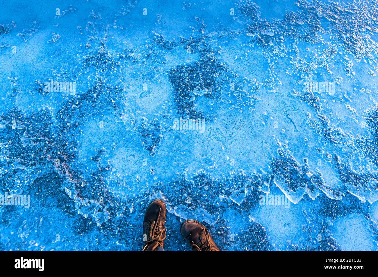 scarponi da trekking su terreno ghiacciato Foto Stock