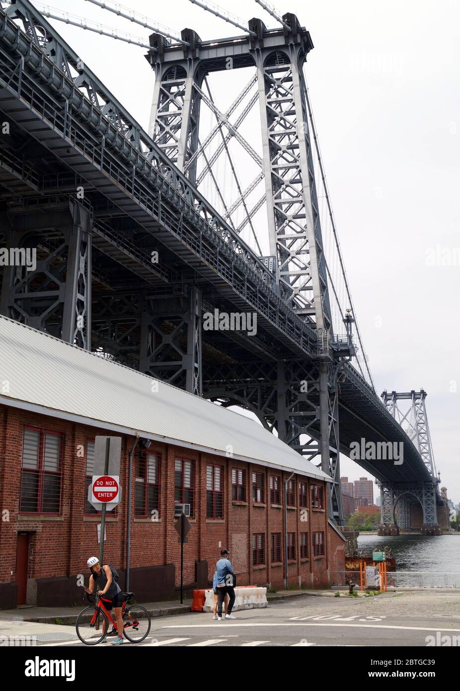 Williamsburg Bridge, Towers e East River, come visto da Brooklyn Side, New York, NY, USA Foto Stock
