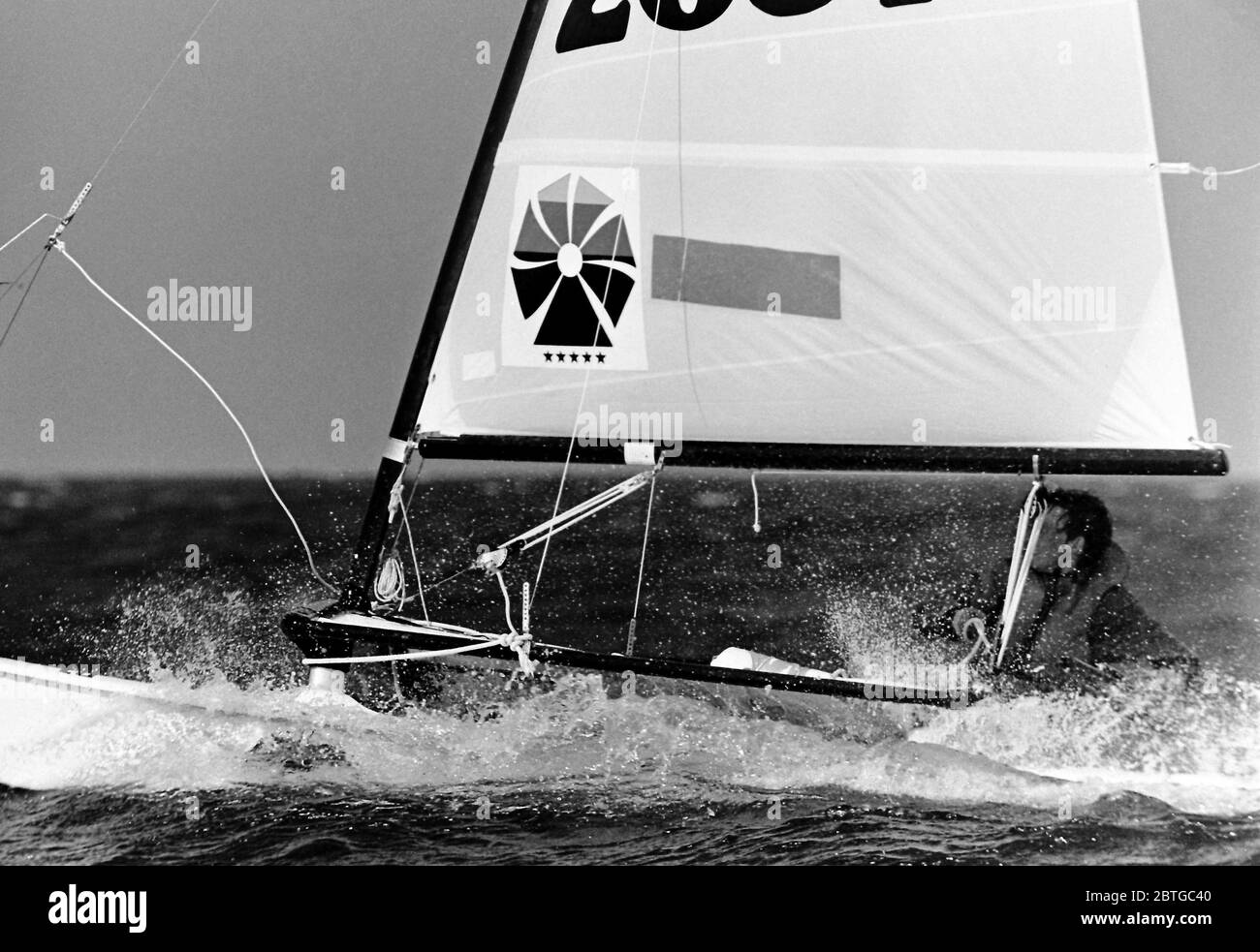 AJAXNETPHOTO. 1977. BAIA DI LAS SALINAS, LANZAROTE, SPAGNA. UN CONCORRENTE CHE CORRE IN UNA BREZZA FRANGENTE E IN ACQUE AGITATE NEI CAMPIONATI DEL MONDO HOBIE CAT 14. PHOTO:JONATHAN EASTLAND/AJAX REF:7726091 90 Foto Stock