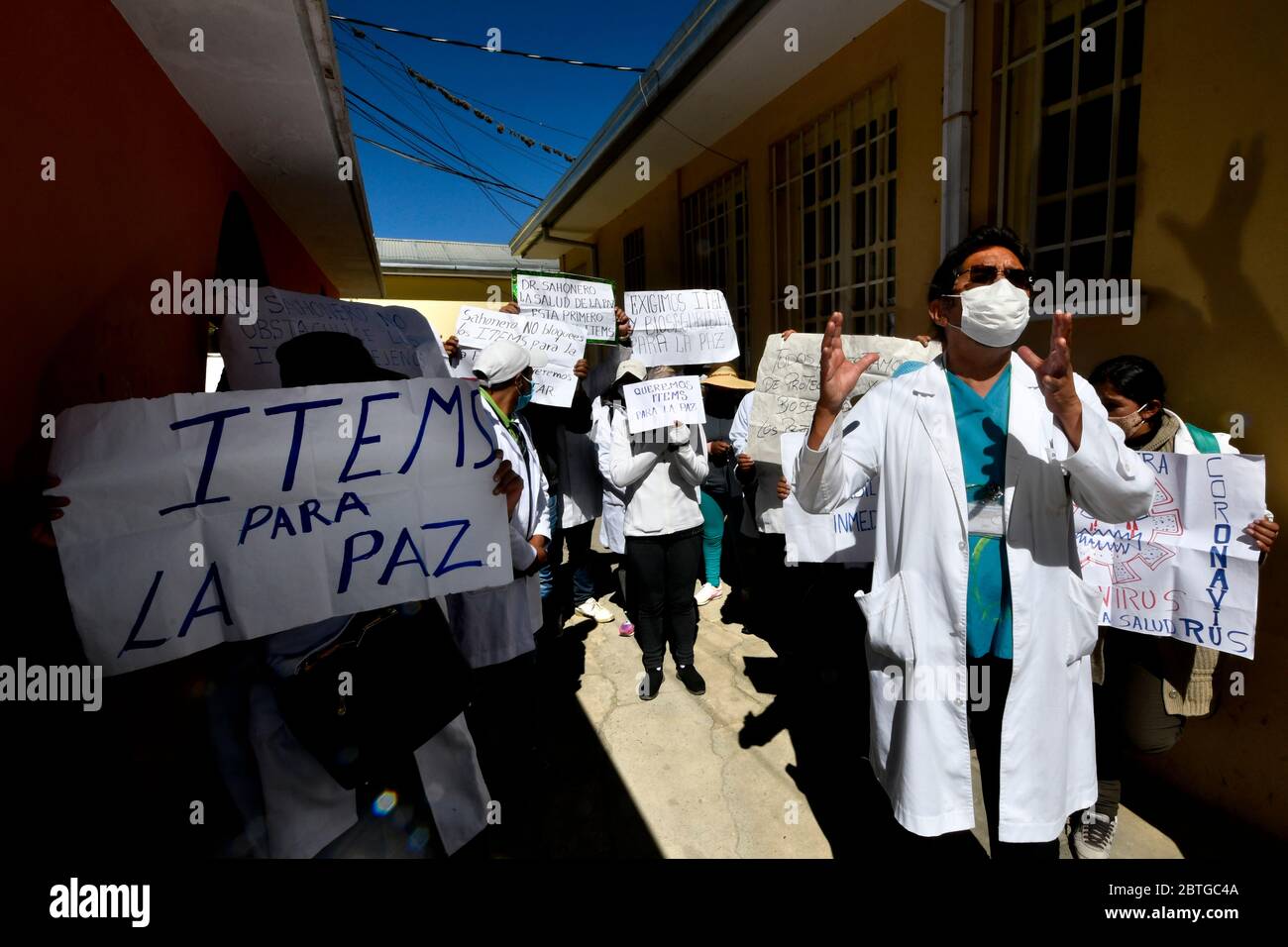 25 maggio 2020, la Paz, LA PAZ, Bolivia: Un gruppo di medici e assistenti infermieristici continua lo sciopero della fame all'Ospedale Generale di la Paz, Bolivia, dopo aver protestato ripetutamente per le strade, senza risultati. Richiedono la creazione di più posizioni per il personale sanitario e di attrezzature per la protezione della biosicurezza per il personale ospedaliero. Essi denunciano inoltre che la flessibilità della quarentena nelle città di El Alto e la Paz, porterà ad una nuova epidemia di COVID-19 nel paese, che non potranno affrontare considerando le condizioni povere del sistema sanitario boliviano (immagine di credito: Foto Stock