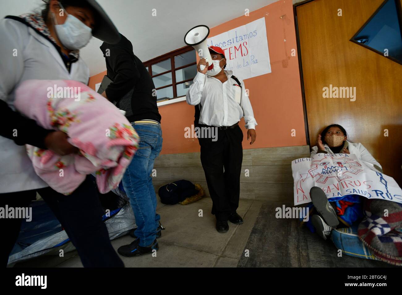 25 maggio 2020, la Paz, LA PAZ, Bolivia: Un gruppo di medici e assistenti infermieristici continua lo sciopero della fame all'Ospedale Generale di la Paz, Bolivia, dopo aver protestato ripetutamente per le strade, senza risultati. Richiedono la creazione di più posizioni per il personale sanitario e di attrezzature per la protezione della biosicurezza per il personale ospedaliero. Essi denunciano inoltre che la flessibilità della quarentena nelle città di El Alto e la Paz, porterà ad una nuova epidemia di COVID-19 nel paese, che non potranno affrontare considerando le condizioni povere del sistema sanitario boliviano (immagine di credito: Foto Stock