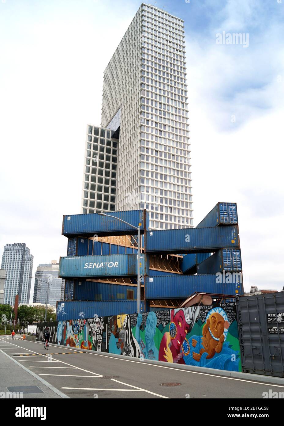 Installazione quasi industriale a Domino Park, complesso residenziale e di uffici a Kent Avenue sullo sfondo, Brooklyn, NY, USA Foto Stock