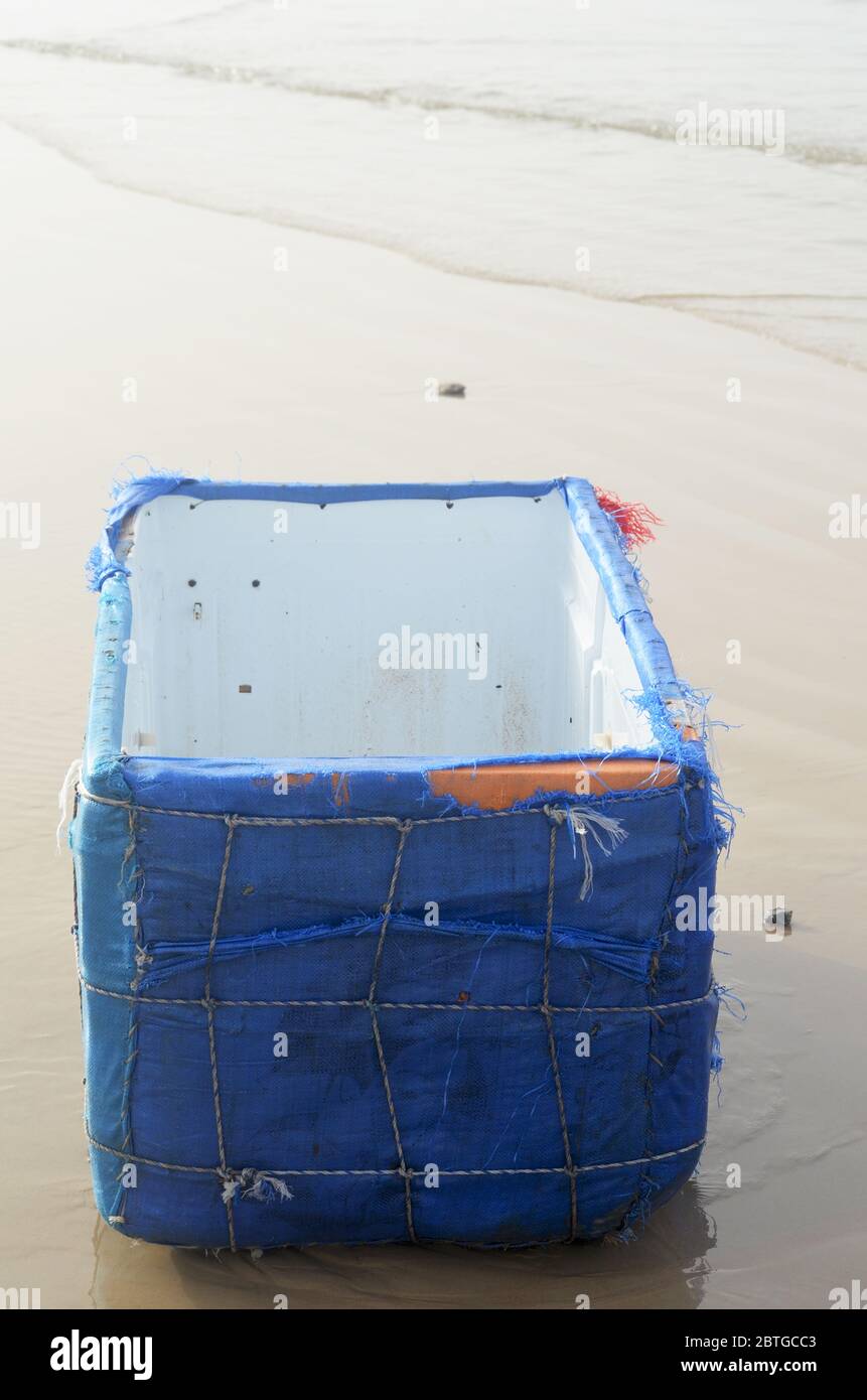 Un contenitore di pesce derelitto (utilizzato dai pescatori artigianali per tenere le loro catture a bordo delle loro barche) nella spiaggia di Yoff, Dakar, Senegal Foto Stock