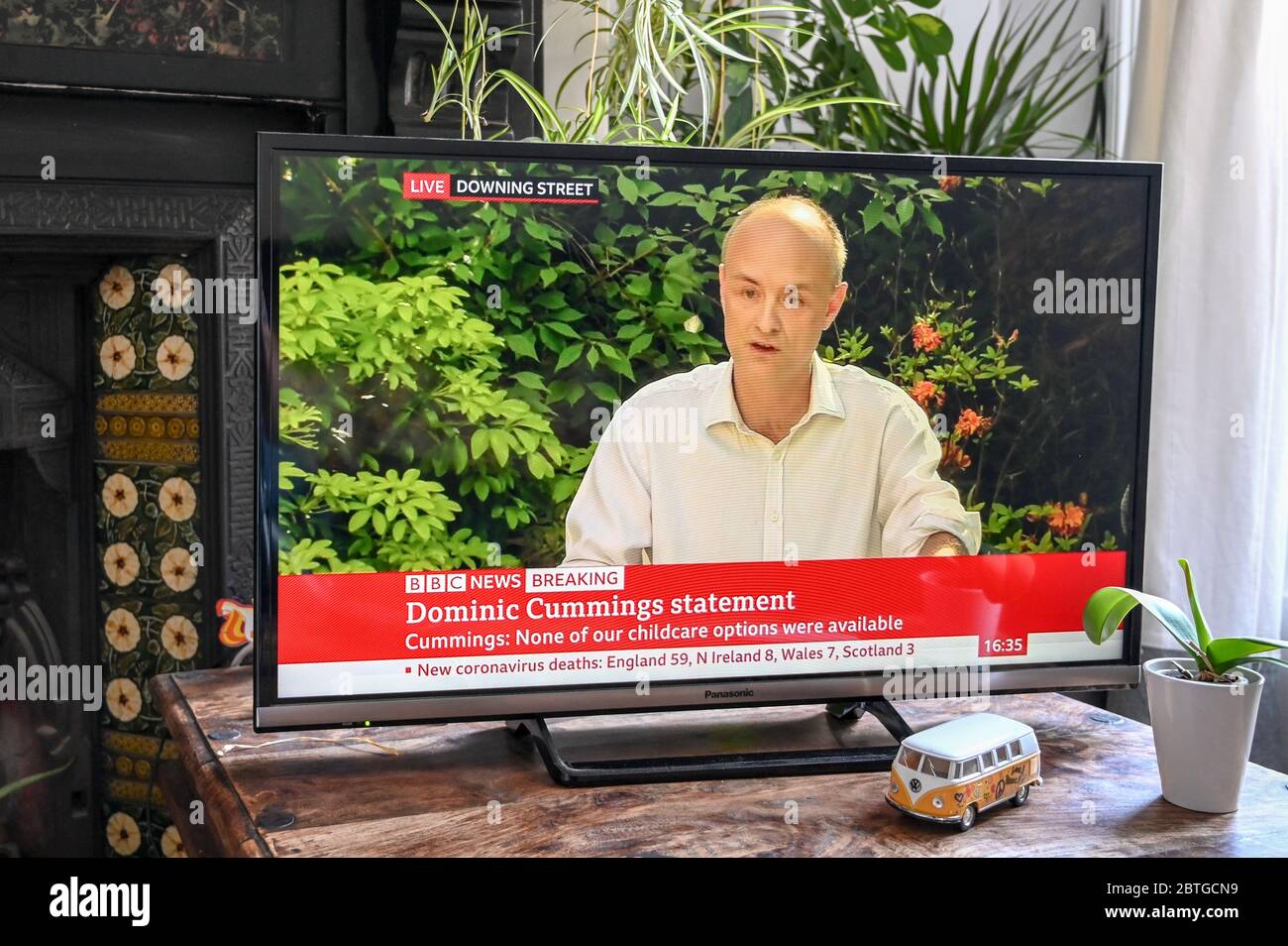 Dominic Cummings che ha dato una conferenza stampa televisiva dopo aver infrangito il blocco. Per linea "Nessuna delle nostre opzioni di assistenza all'infanzia era disponibile". Foto Stock