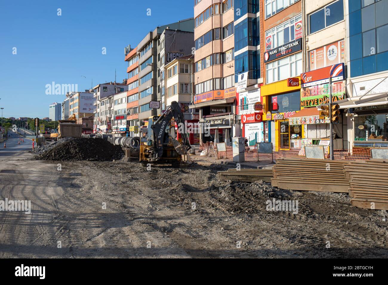 Opere infrastrutturali del comune di Kadikoy durante il coprifuoco. Kadikoy è un quartiere residenziale sulla costa asiatica di Istanbul. Foto Stock