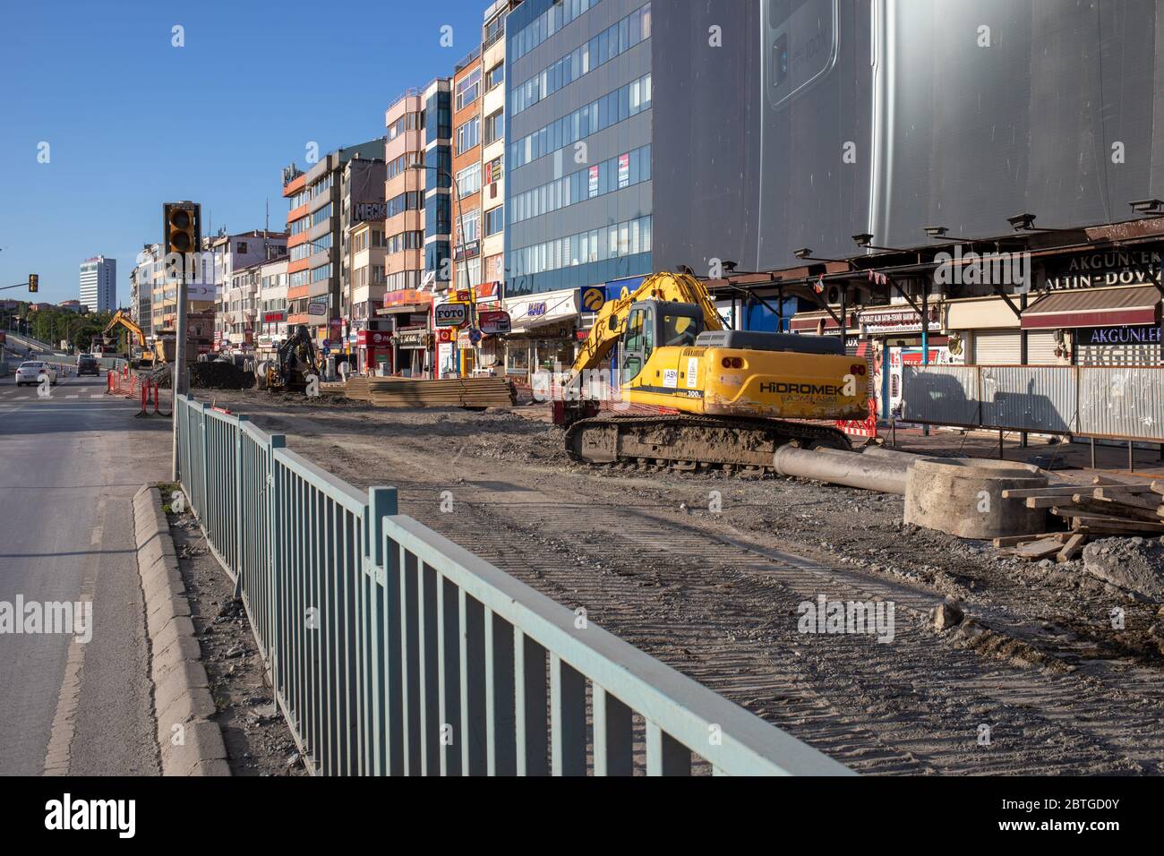 Opere infrastrutturali del comune di Kadikoy durante il coprifuoco. Kadikoy è un quartiere residenziale sulla costa asiatica di Istanbul. Foto Stock