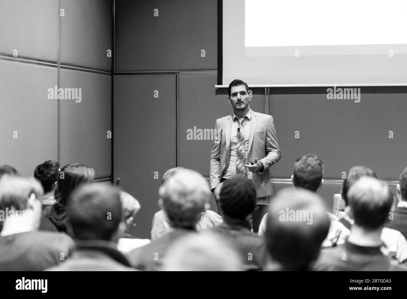 Relatore business che parla durante un evento di conferenza aziendale. Foto Stock