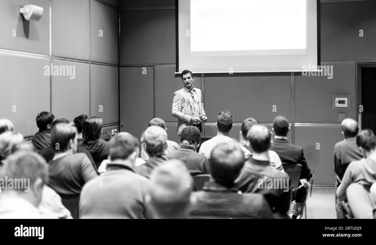 Relatore business che parla durante un evento di conferenza aziendale. Foto Stock