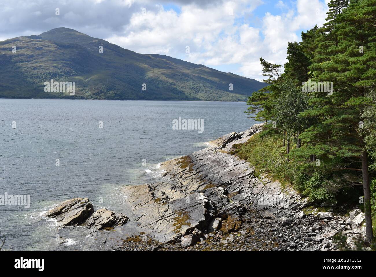 Vista mozzafiato dalla passeggiata nel bosco di Loch Alsh, da cui si può ammirare Skye Foto Stock