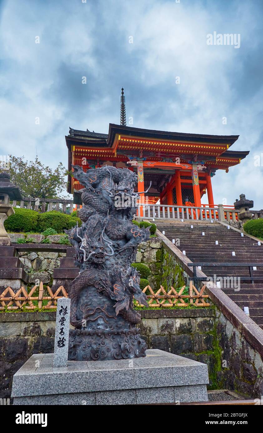 KYOTO, GIAPPONE - 18 OTTOBRE 2019: La statua del drago blu, o Seiryuu di fronte alla porta ovest del tempio Kiyomizu-dera. Seiryuu è onorato come inca Foto Stock