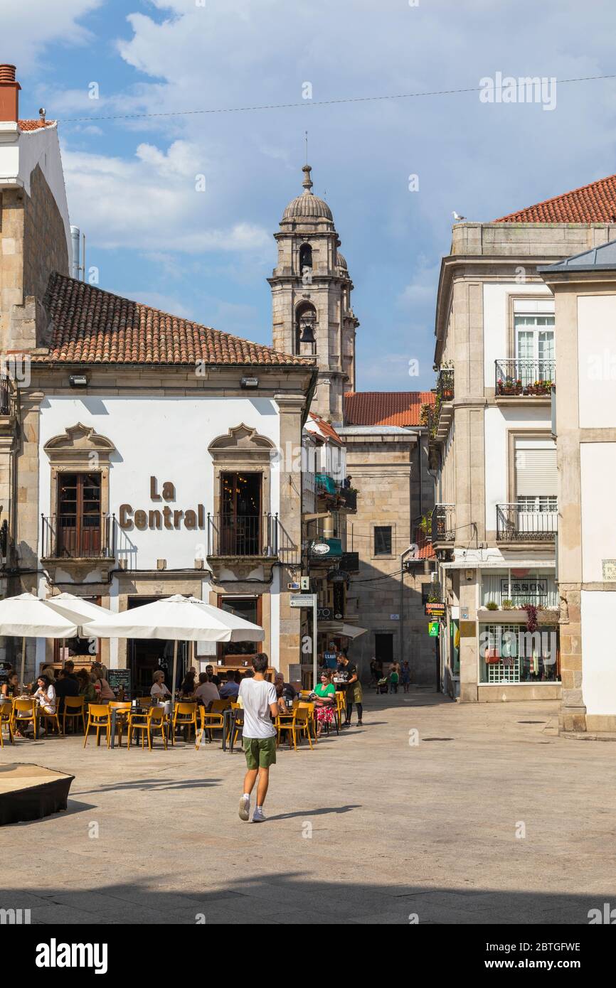 Persone che siedono in un caffè all'aperto su Plaza da Constitution, Vigo, Pontevedra, Galizia, Spagna Foto Stock
