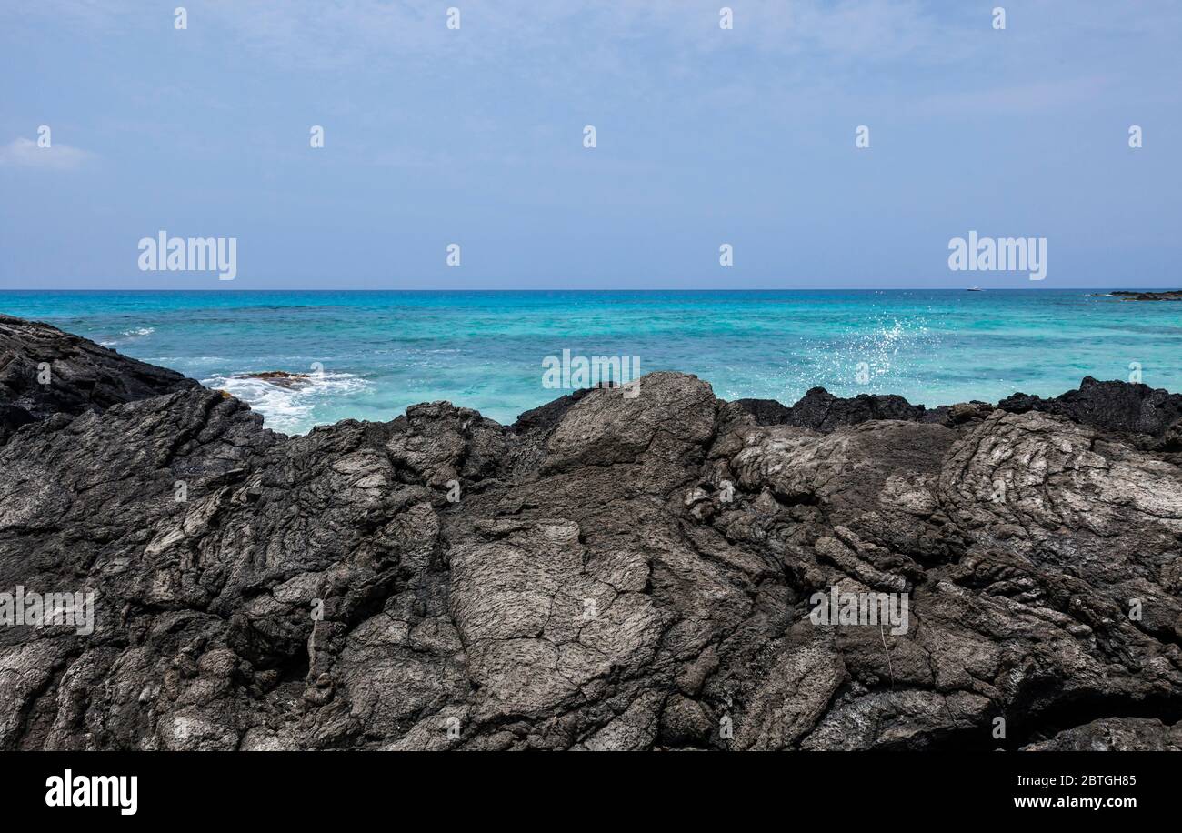 Rocce laviche e acqua acquea, pu‘U Ali‘i Beach, Kona District, Hawai'i, Stati Uniti. Foto Stock