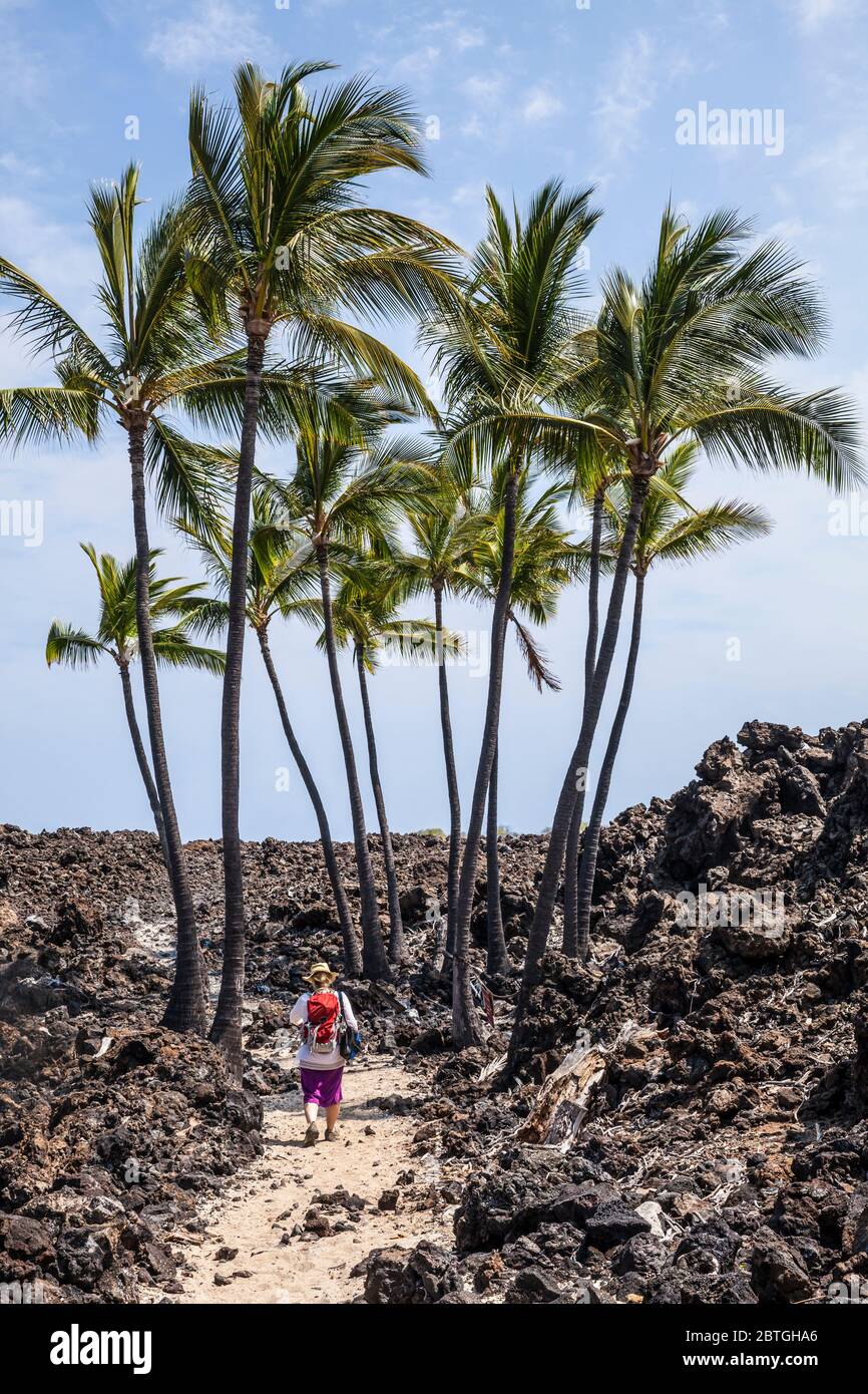 Camminando tra la spiaggia di Mahai'ula e Makalawena Beach, Hawaii, USA. Foto Stock