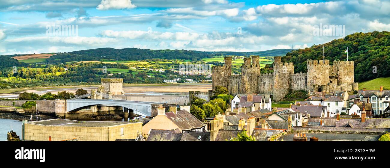 Panorama di Conwy con il castello di Conwy in Galles, Regno Unito Foto Stock