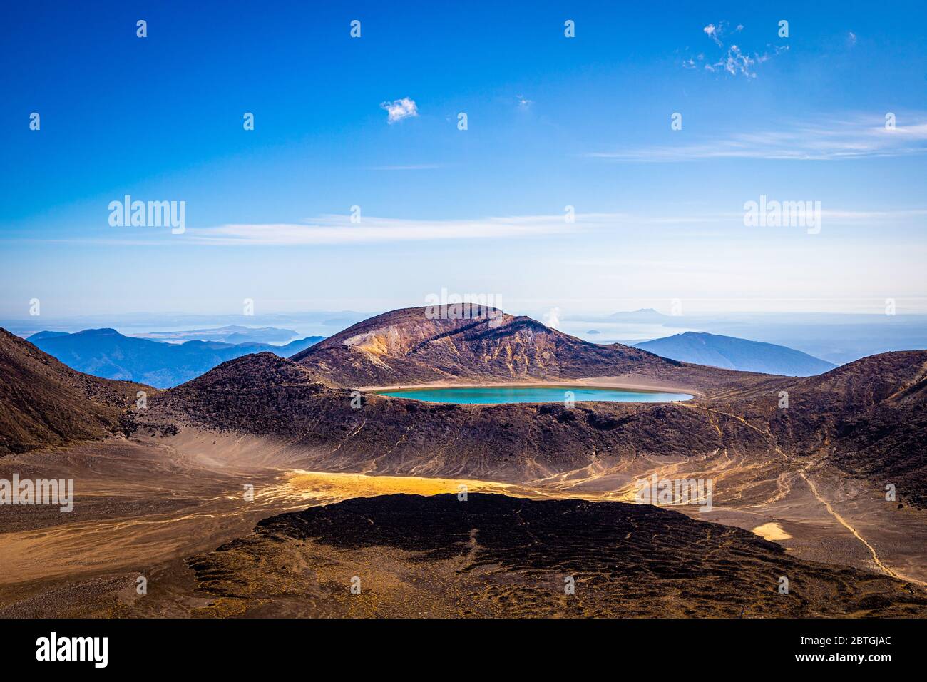 Blue Lake nel Parco Nazionale di Tongariro, Nuova Zelanda, visto dalla cresta dell'Alpine Crossing in una giornata di sole Foto Stock