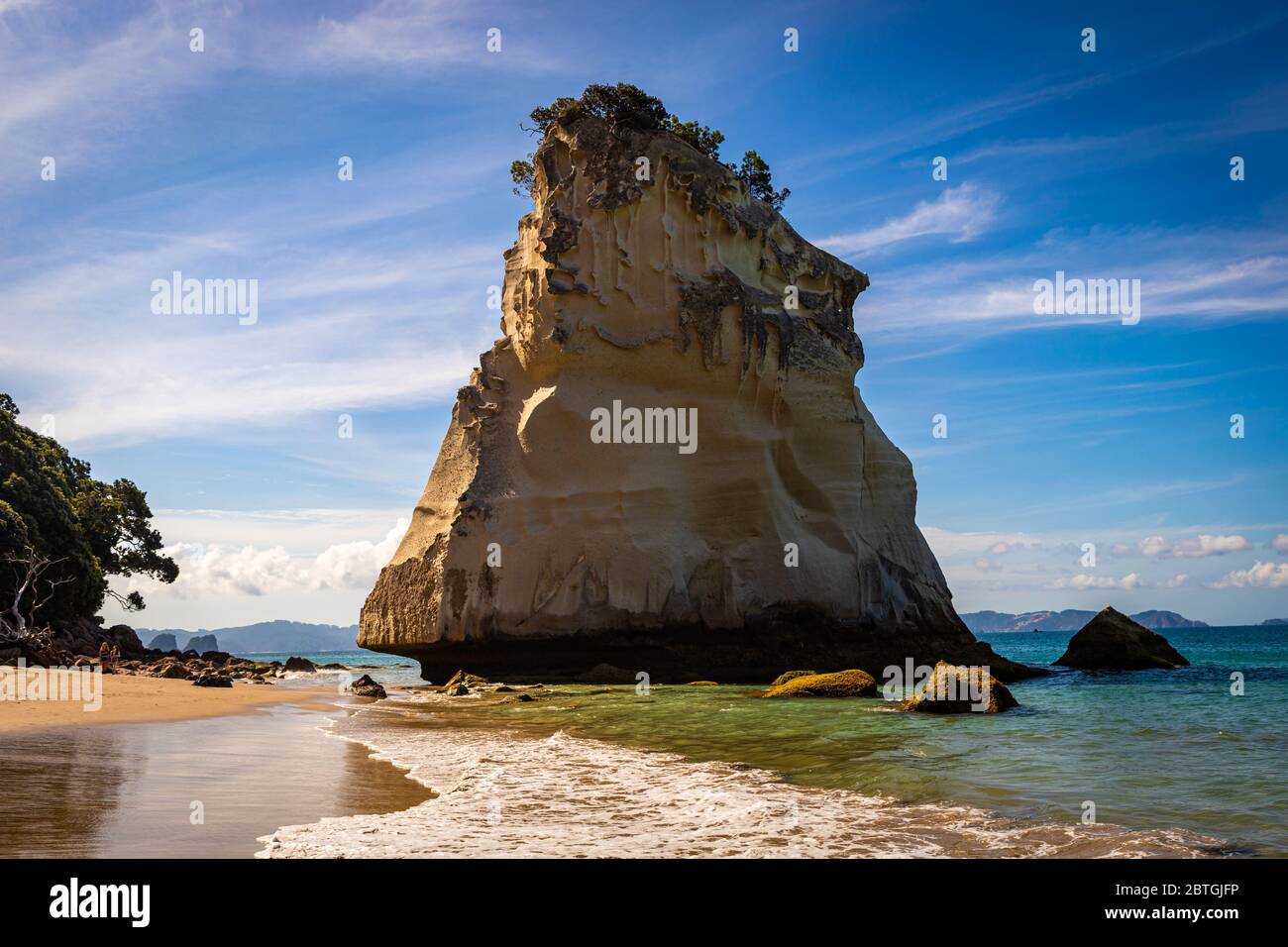 Te Hoho Rock vicino a Cathedral Cove sulla penisola di Coromandel vicino a Hahei, Nuova Zelanda in una giornata di sole Foto Stock