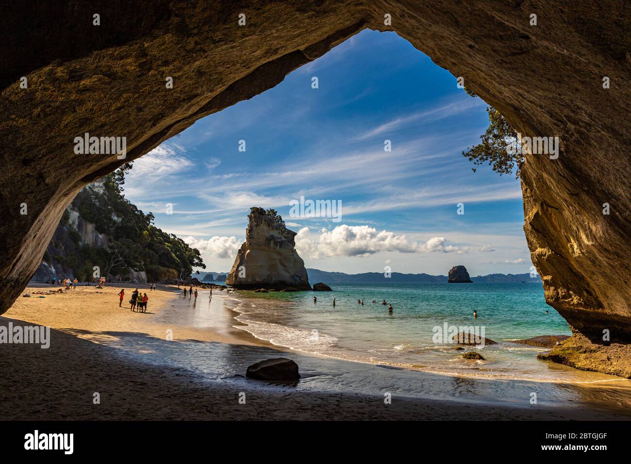Te Hoho Rock vista dall'interno della Cathedral Cove Cave vicino Hahei sulla penisola di Coromandel in Nuova Zelanda in una giornata di sole Foto Stock