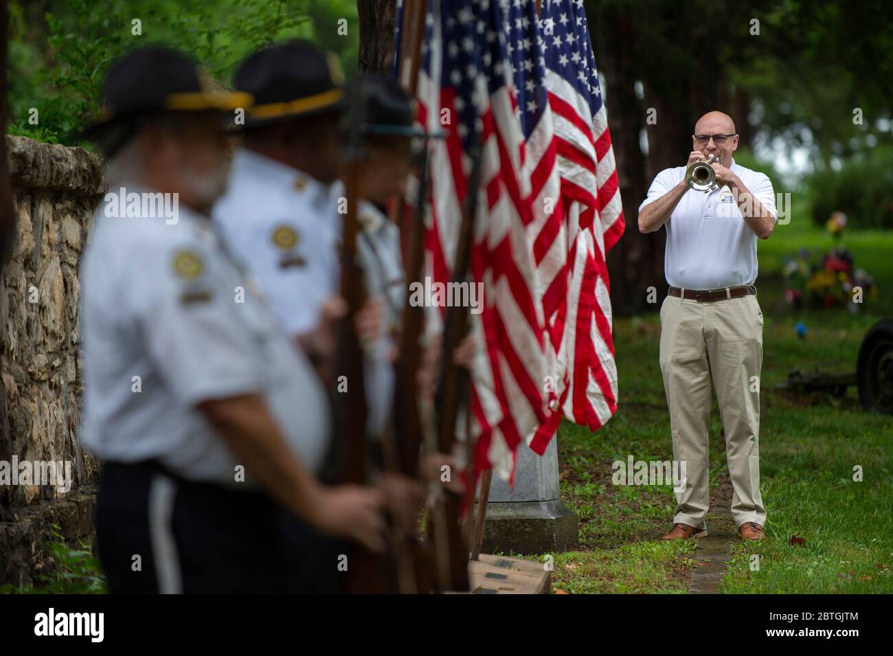 Manhattan, Kansas, Stati Uniti. 25 Maggio 2020. Scott Freeby, a destra, gioca a colpi di tromba durante una cerimonia al Gold Star Mothers Memorial al Sunset Cemetery il giorno del Memorial Day. Credit: Luke Townsend/ZUMA Wire/Alamy Live News Foto Stock