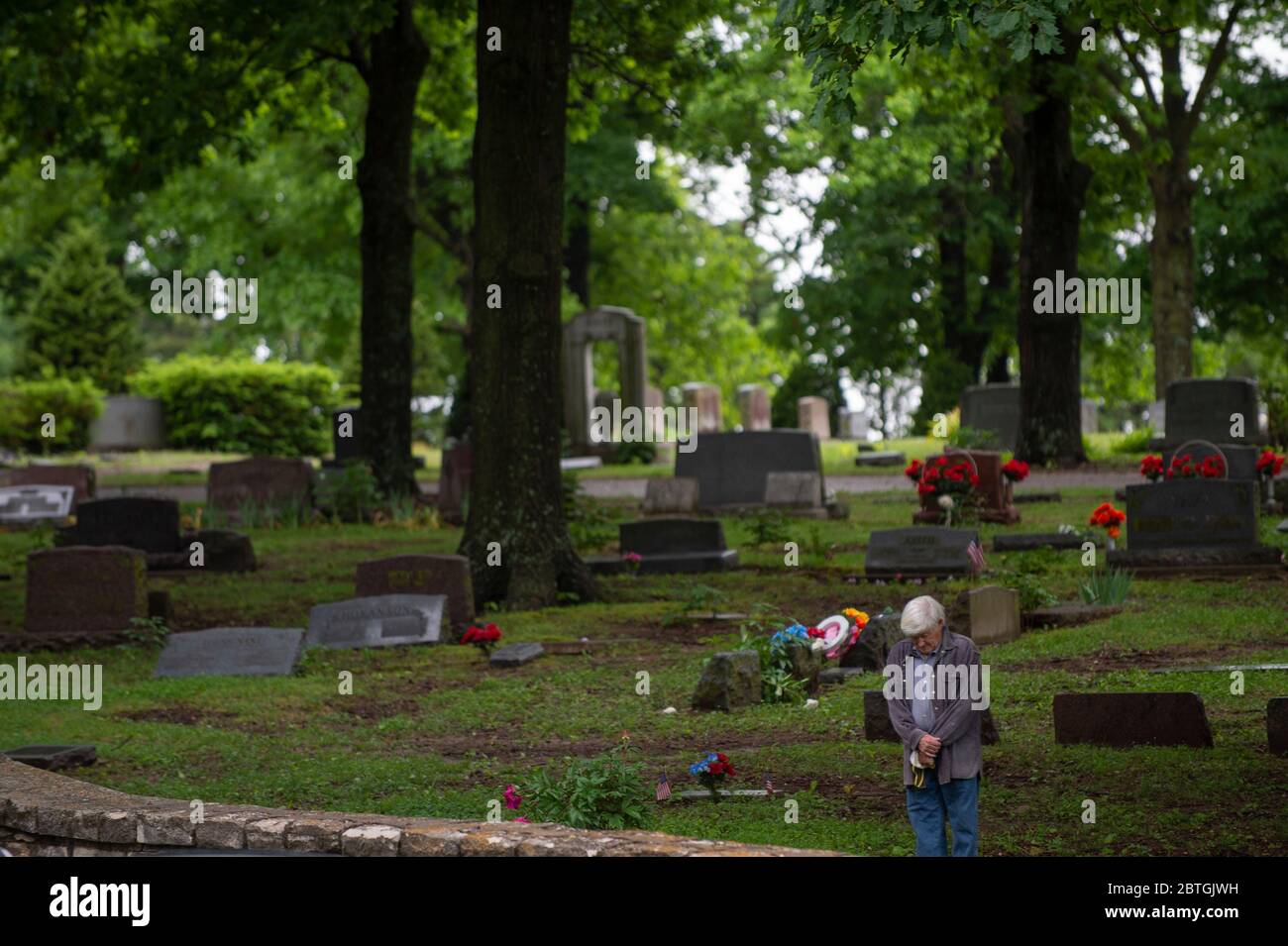 Manhattan, Kansas, Stati Uniti. 25 Maggio 2020. Un uomo rende omaggio ai veterani caduti durante una cerimonia al Gold Star Mothers Memorial al Sunset Cemetery il giorno del Memorial Day. Credit: Luke Townsend/ZUMA Wire/Alamy Live News Foto Stock