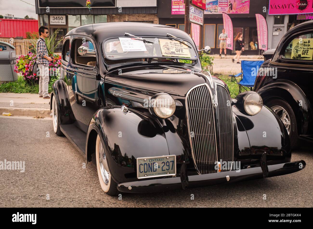 TORONTO, CANADA - 08 18 2018: Black 1937 Plymouth P4 Deluxe oldtimer auto fatta dal produttore automobilistico americano Chrysler Corporation in mostra a. Foto Stock
