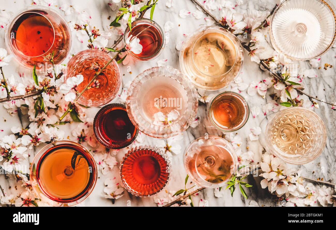 Piatto-lay di vino rosato in diversi colori in bicchieri Foto Stock