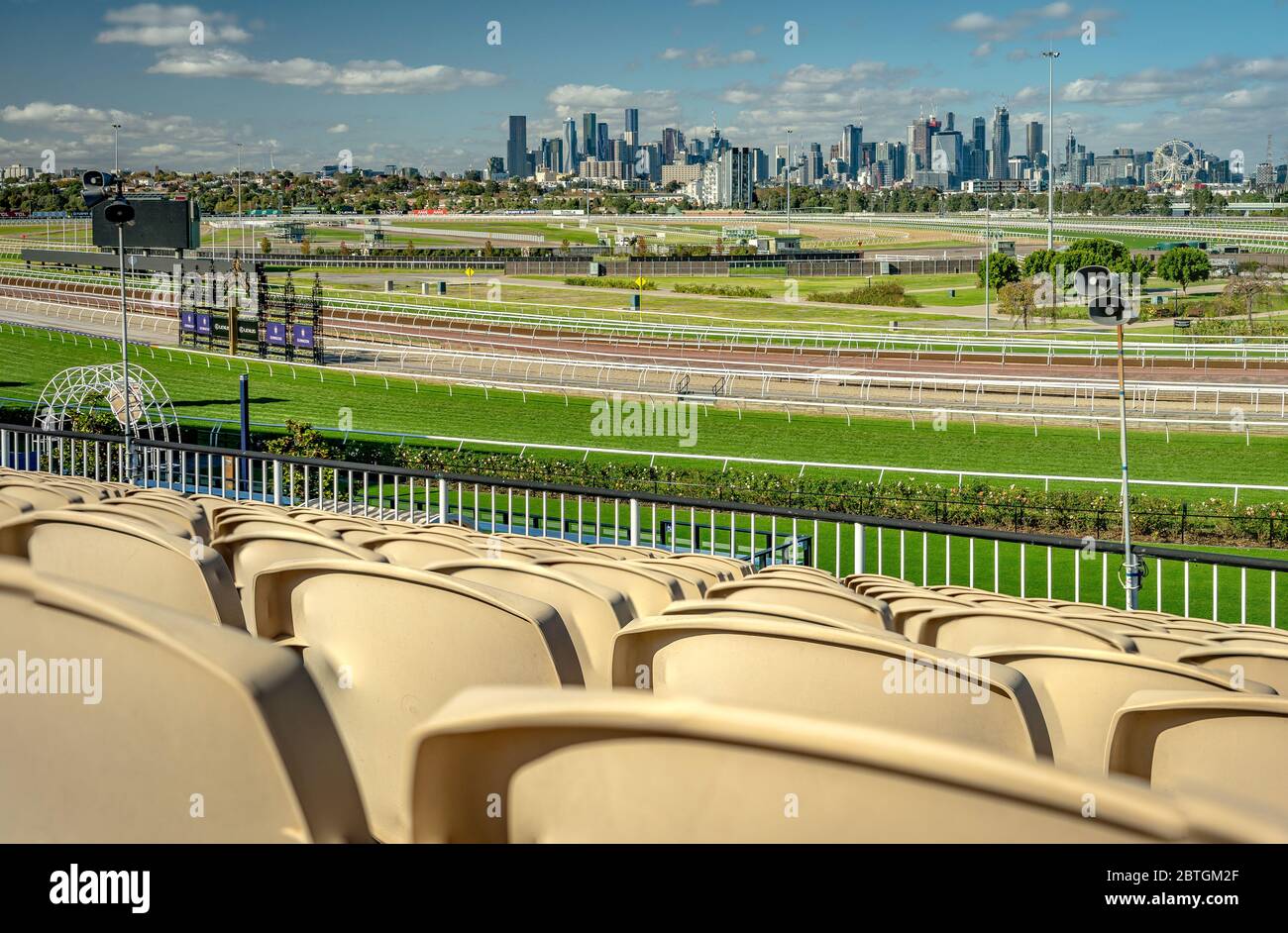 Melbourne, Australia - ippodromo di Flemington con skyline della città sullo sfondo visto da un posto a sedere per spettatori Foto Stock