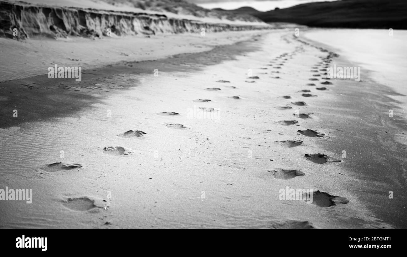 Stampe del piede sulla spiaggia sabbiosa Foto Stock