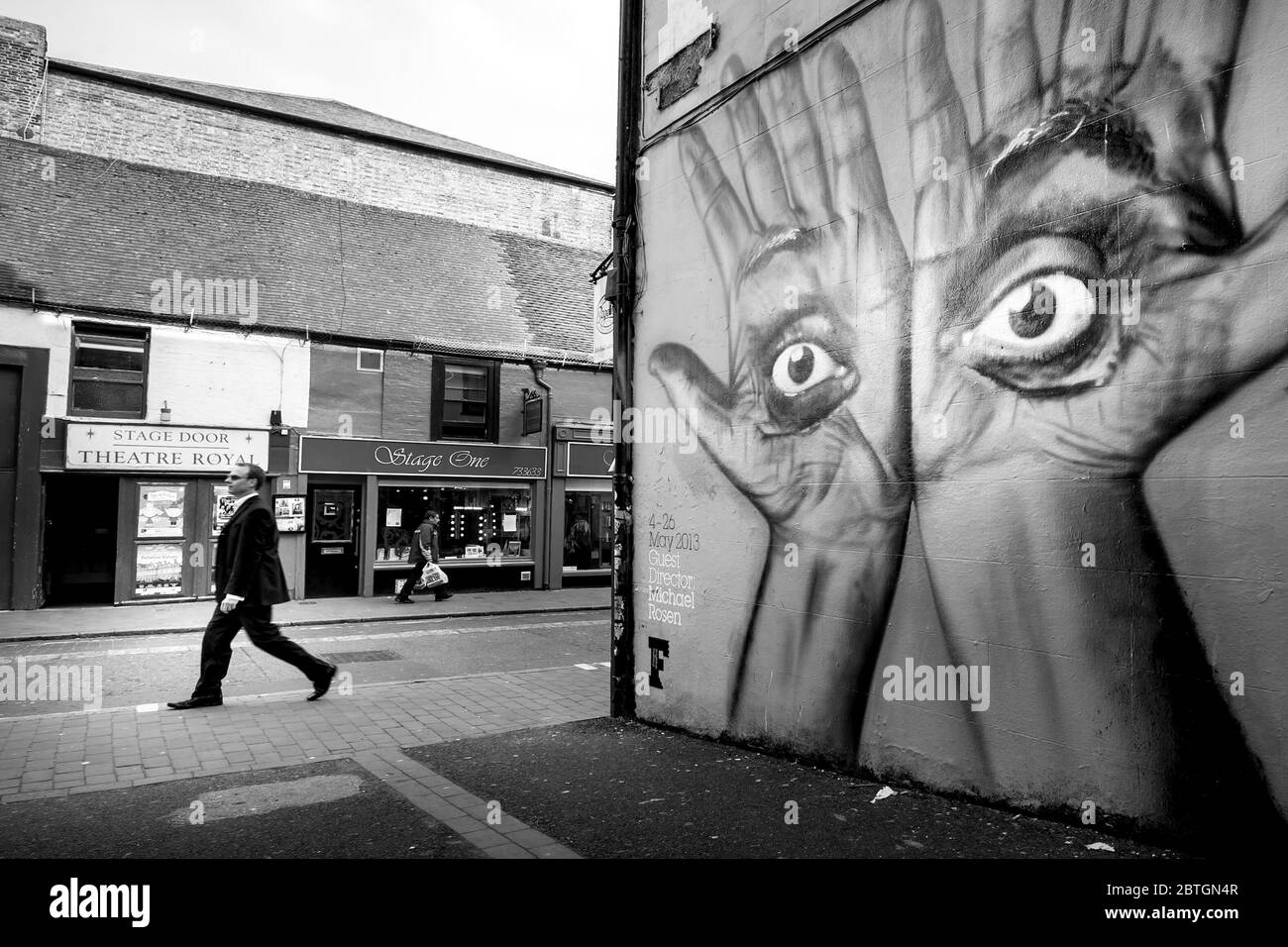 Gli occhi di graffiti e un uomo su gardner street brighton Foto Stock