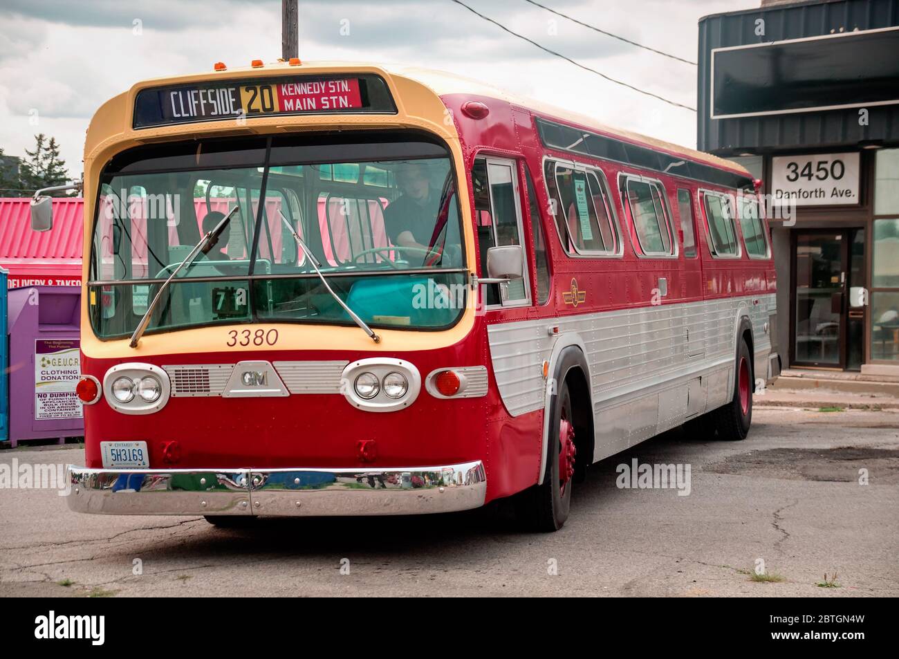 TORONTO, CANADA - 08 18 2018: General Motors New Look Fishbowl oldtimer bus costruito nel 1967 in esposizione al open air auto show Wheels on the Danforth Foto Stock